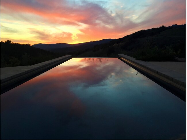 Building Photo - Hilltop oasis