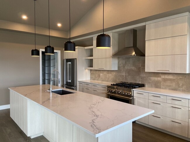 Building Photo - Newer, Modern Construction Home in Tetherow