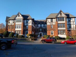 Building Photo - 701 W Locust St