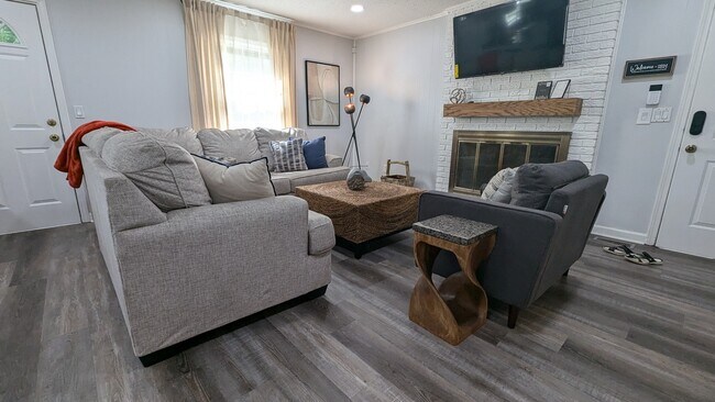 Sofá modular, mesa de centro y silla incluidos. - 106 Sheffield Ln