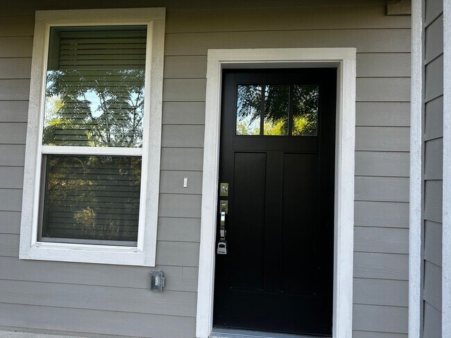 Foto del edificio - For Lease – Modern 2023 Condo Backing to Greenbelt | Creekside at Pioneer Crossing West