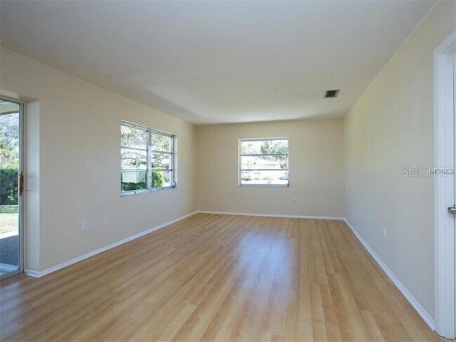 Foto del edificio - 602-604 4 Bays Dr