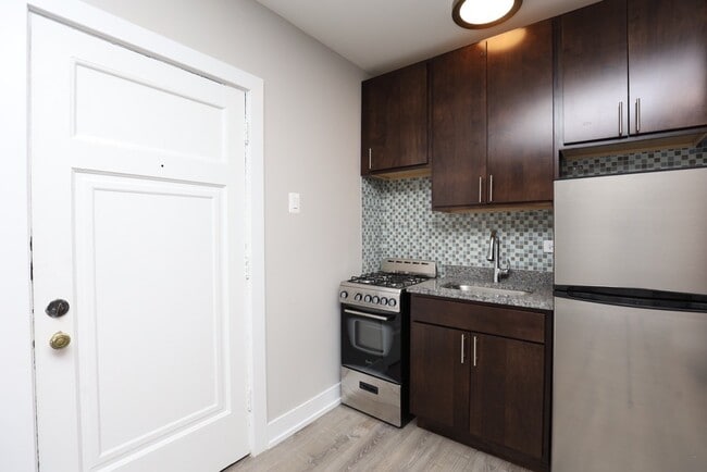 Building Photo - 4551 N Damen Ave