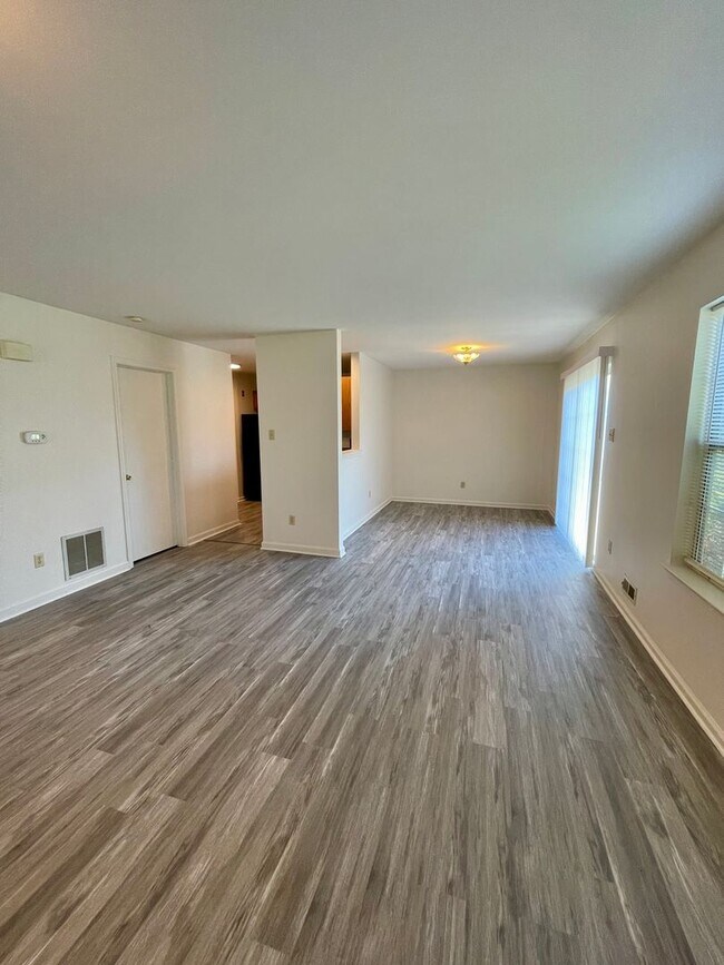 Building Photo - Welcome to Stonebridge Townhomes!