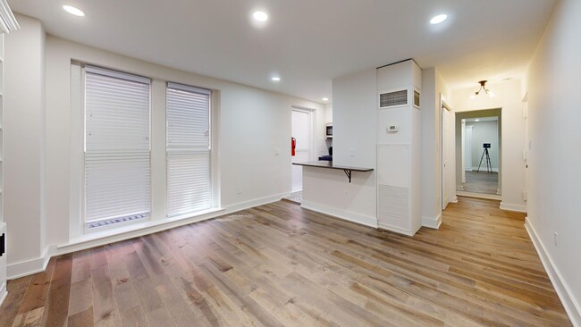Building Photo - Capitol Hill Studio Apartment-Updated Kitc...