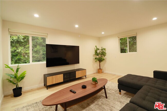 Foto del edificio - 9042 Phyllis Ave