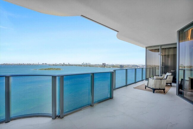 Foto del edificio - 700 NE 24th St