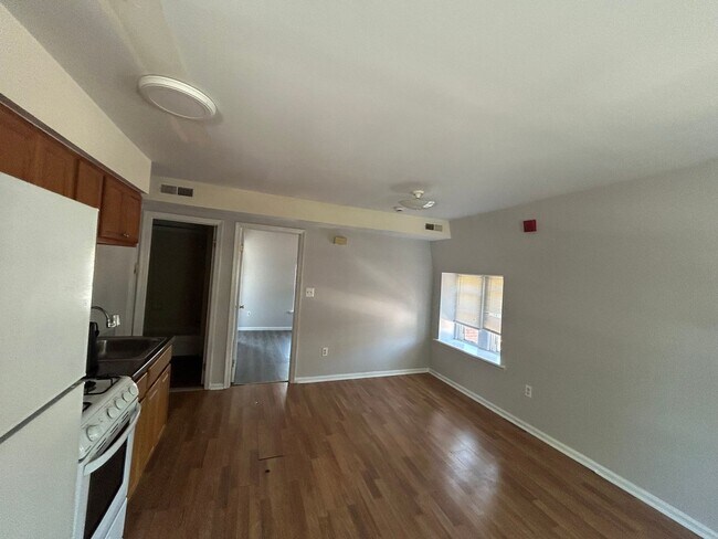 Building Photo - 514 W Queen Lane 3RD floor  ONLY with PHA ...