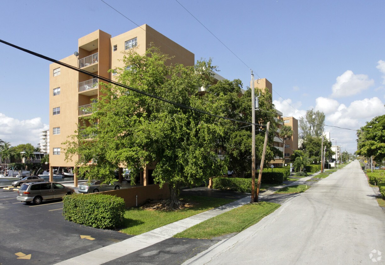 Building Photo - 3800 NE 168th St