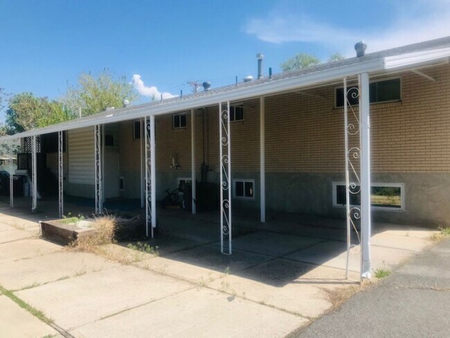 Building Photo - Beautiful home with large rooms and large ...
