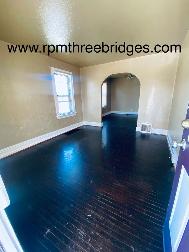 Building Photo - Cozy 2br/1ba House