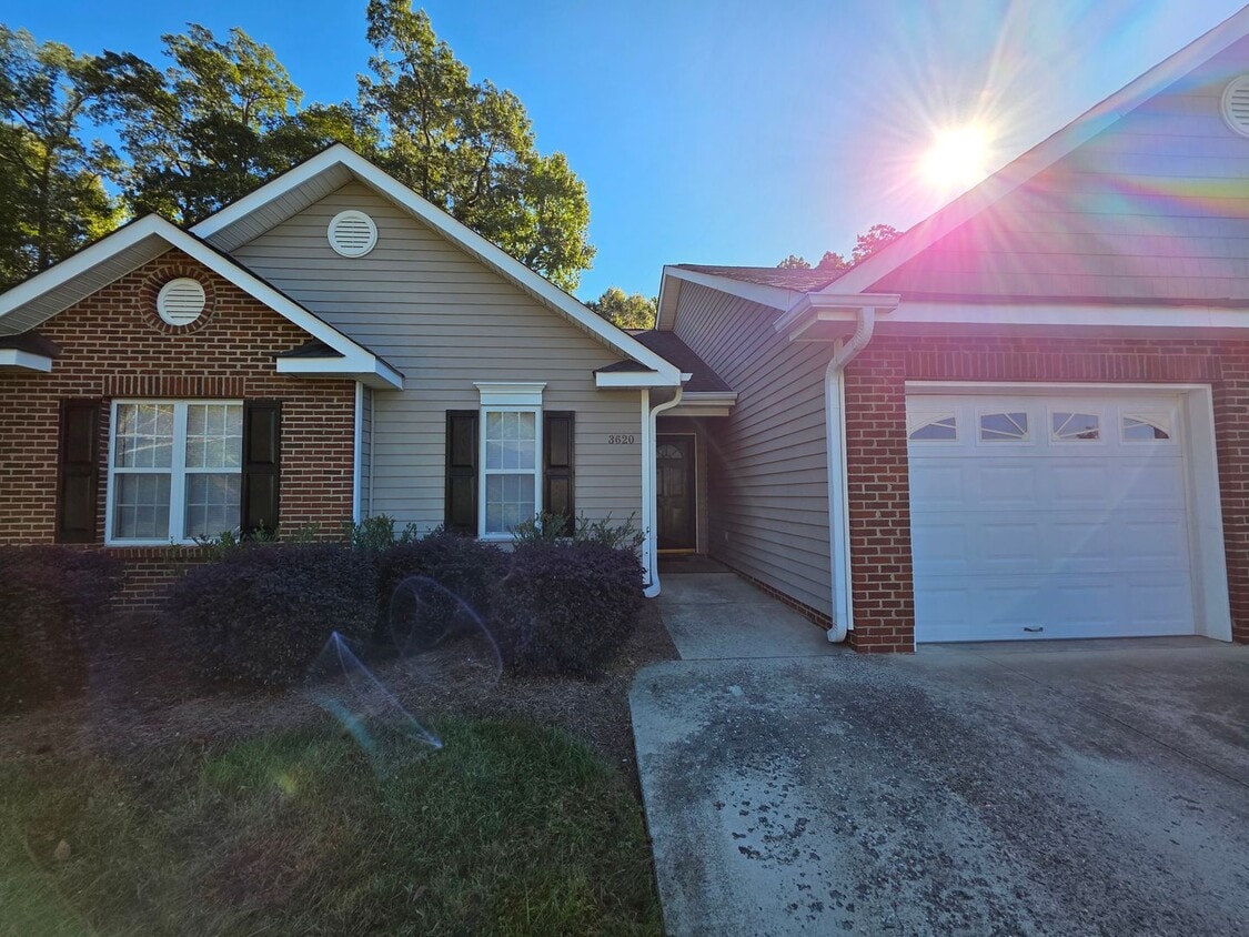 Primary Photo - 3 BR Townhome in north High Point!