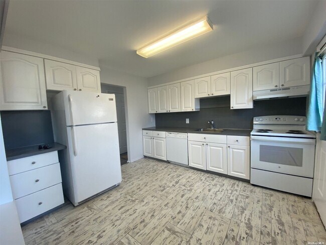 Building Photo - 459 Staples St