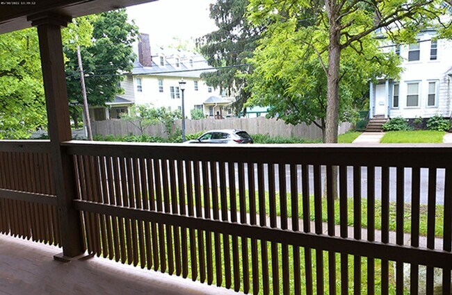 Building Photo - Available 6/1/26 - 4 Bedroom Duplex Close ...