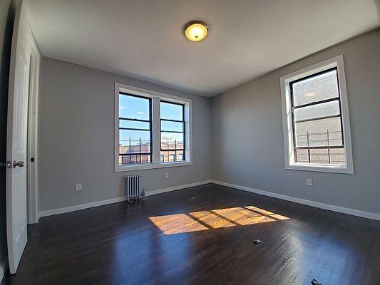 Foto del edificio - 3 bedroom in BRONX NY 10468