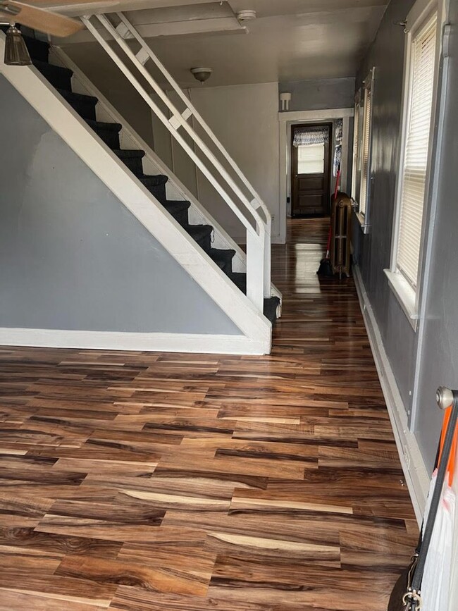 Building Photo - 2 Bedroom 1.5 bath home available in Frank...