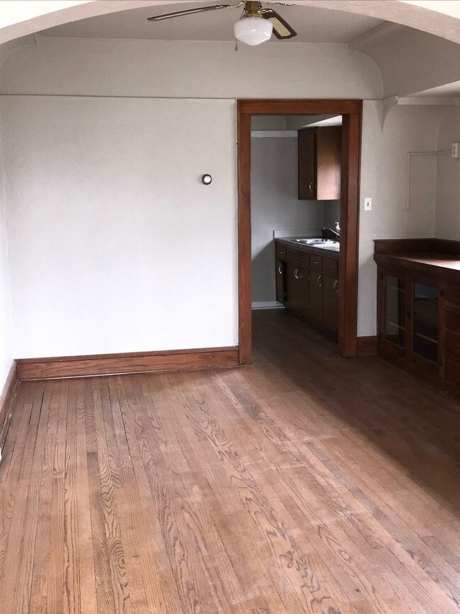Building Photo - 512 S 75th Street - 2 Bedroom Upper