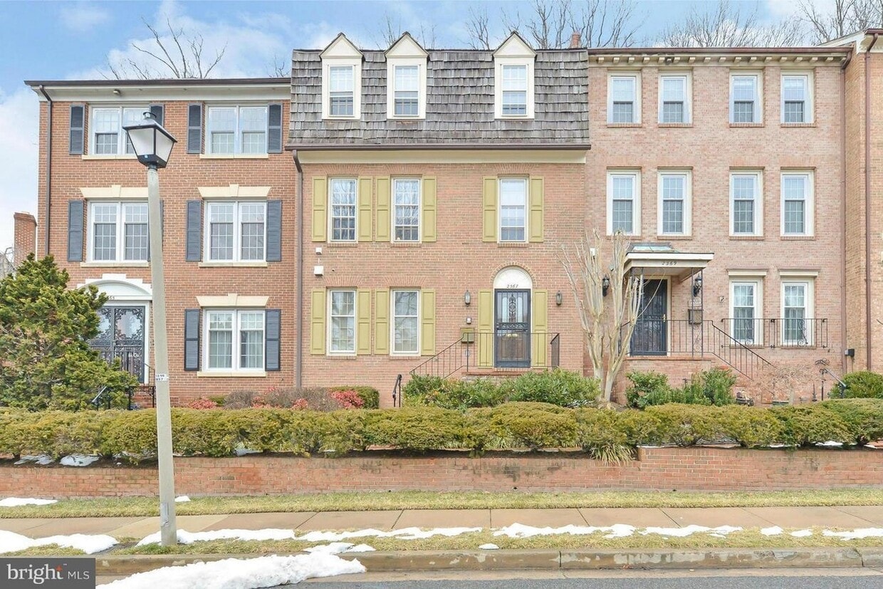 Middle townhouse - 2367 S Queen St