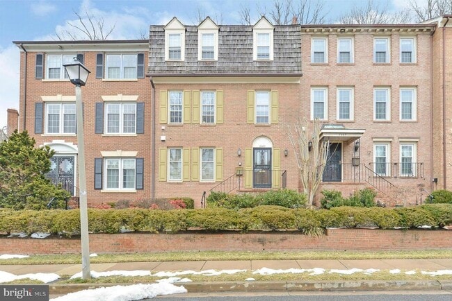 Middle townhouse - 2367 S Queen St Townhome