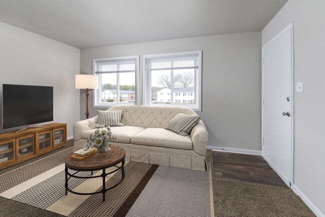 Building Photo - Pointe at River City