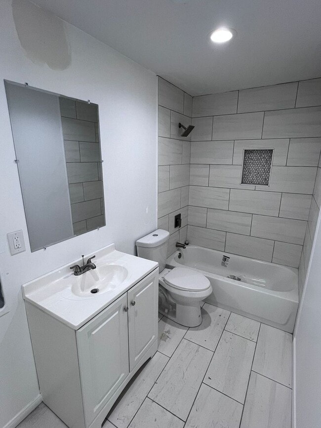 Photo - 2458 Chestnut Ave Apartment