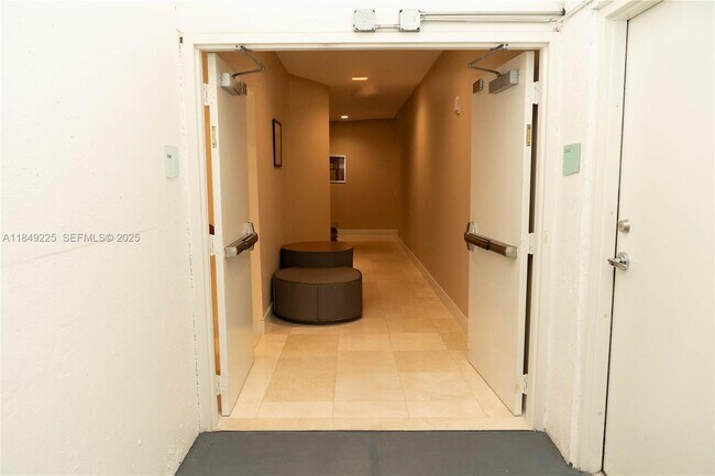 Foto del edificio - 150 Sunny Isles Blvd