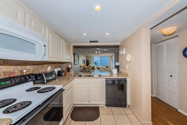 Building Photo - 6218 Palma Del Mar Blvd S