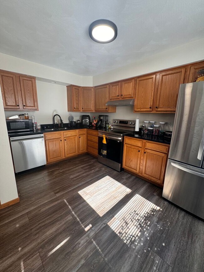 Building Photo - Large Renovated 2 bedroom Town-home in Low...