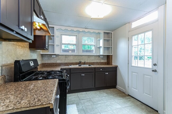 Building Photo - Charming and Spacious House Available Now