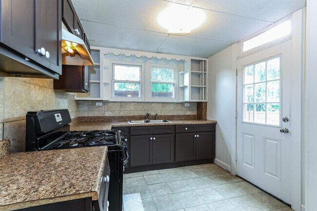 Foto del edificio - Charming and Spacious House Available Now