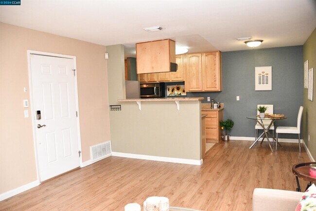 Building Photo - 2141 Lakeview Cir