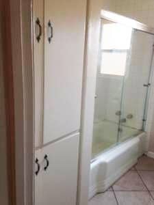 Baño - 1632 N Hollywood Way