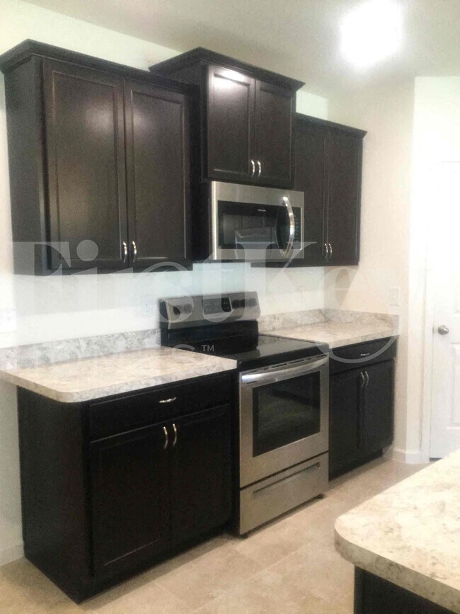 Building Photo - 407 SW Lakehurst Dr