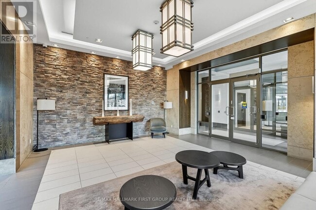 Building Photo - 1215 Bayly St