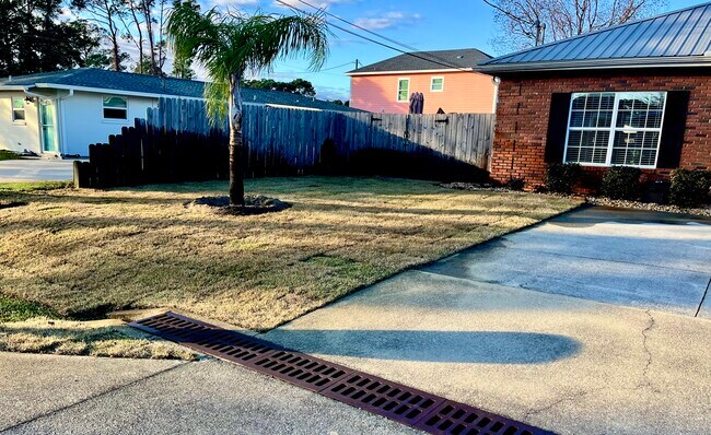 Foto del edificio - 6214 E Azalea Ave