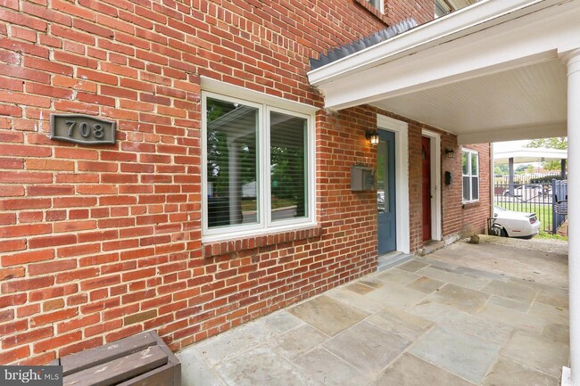 Building Photo - 708 S Orme St