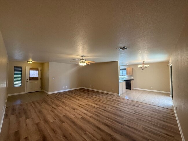 Building Photo - 3 Bedroom 2 Bathroom Home