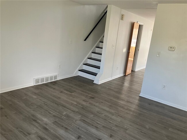 Building Photo - 220 E Linden Ave