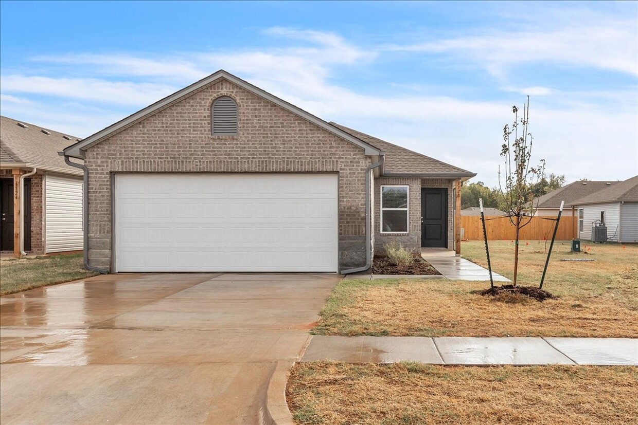 Foto principal - Brand New Yukon Home/Mustang schools