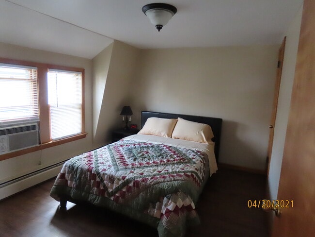 Dormitorio #1. Cama de tamaño completo. - 307 Center St