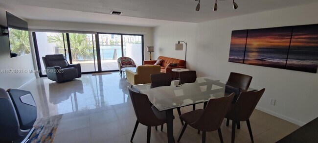 Foto del edificio - 4000 NE 168th St
