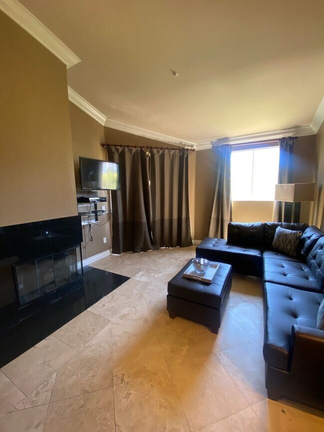 Foto del edificio - Fully furnished top floor strip view condo at the fabulous Meridian