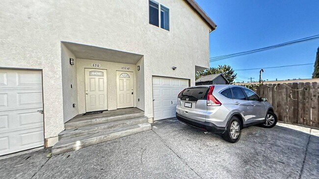 Foto del edificio - 630 1/2 W 79th St