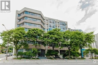 Building Photo - 66-166 Bay St S