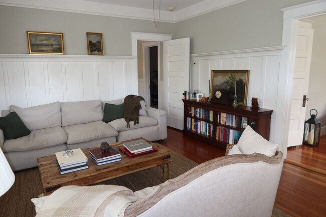 Building Photo - Charming 3 Bed, 1.5 Bath Historic Home w/ ...