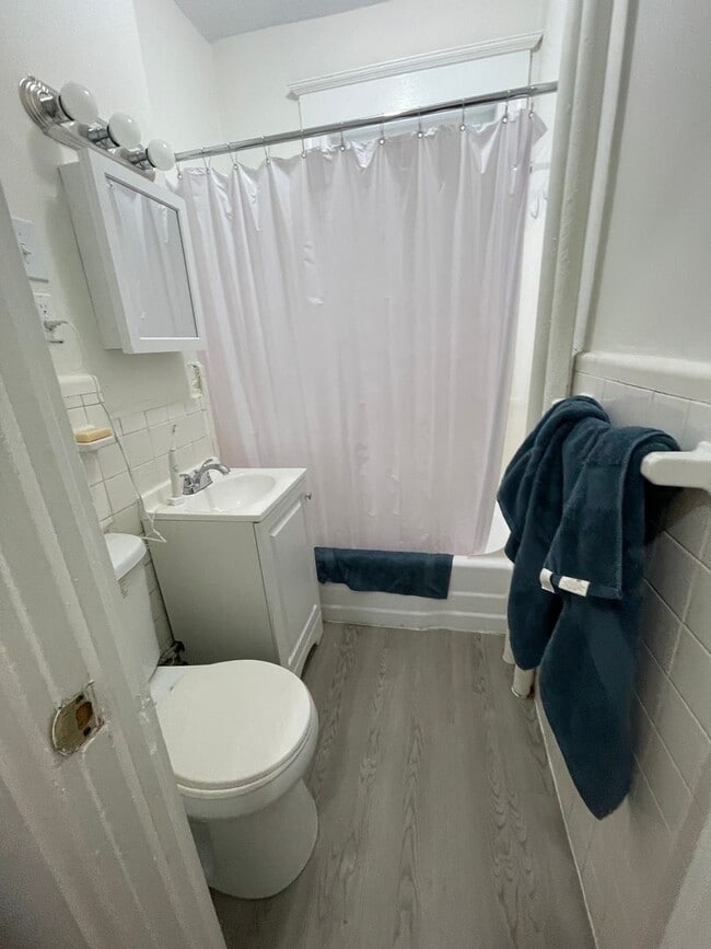 May 1 Awesome Studio with Huge bedroom and Separate Kitchen Close to T NO FEE - May 1 Awesome Studio with Huge bedroom and Separate Kitchen Close to T NO FEE House