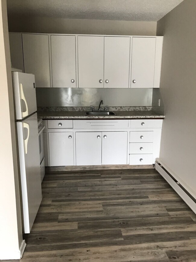 Building Photo - 1 Bed 1 Bath Unit in Red Deer, AB