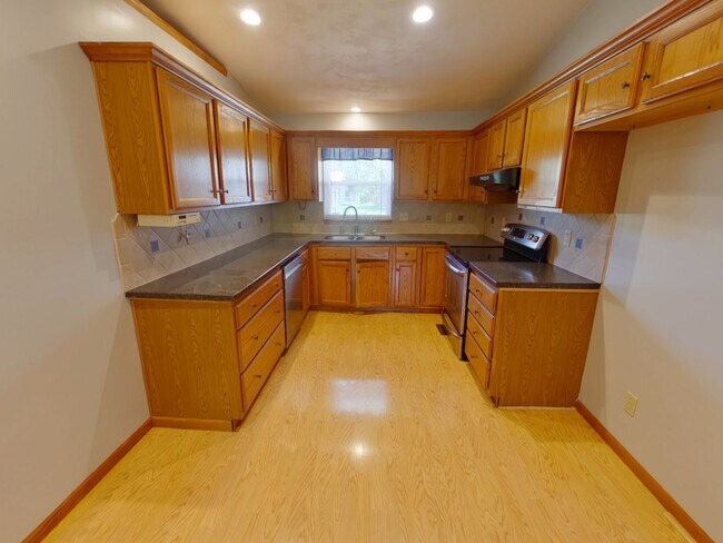 Building Photo - 650 S Highland Dr