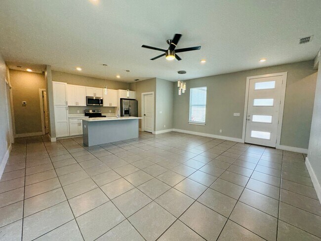 Building Photo - BEAUTIFUL 4/2 IN POINCIANA!