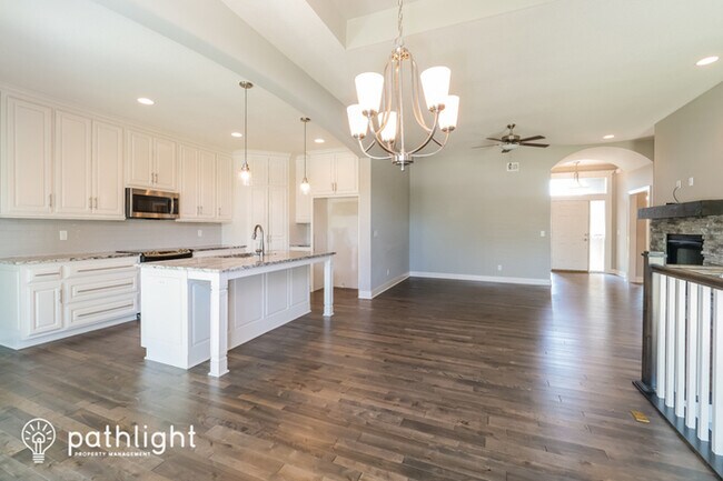 Building Photo - 9813 Garden St, Lenexa, KS, 66227